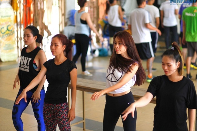 Minh Thư tập vũ đạo khoe đường cong bốc lửa